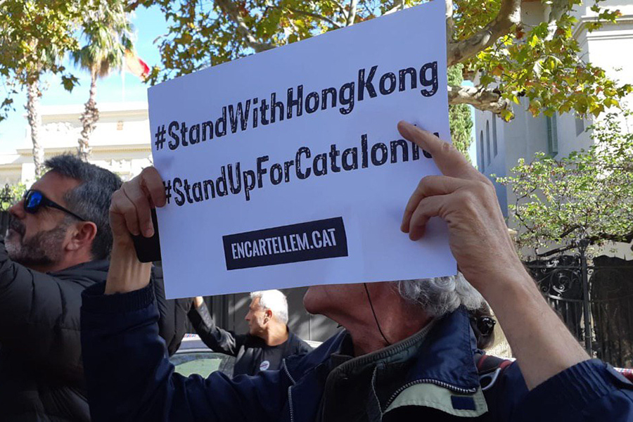 Una manifestant independentista mostra un cartell de suport a les protestes a Hong Kong
