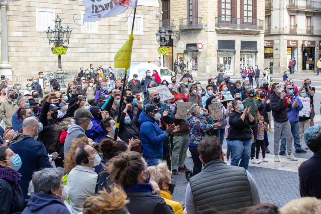 Una cadena humana denuncia la "inacció" de l'Ajuntament de Barcelona per salvar el gimnàs Sant Pau