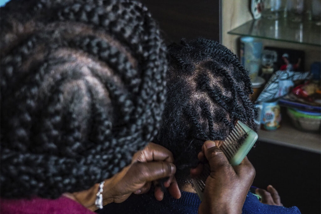 Una lluita de dins cap enfora pel cabell afro
