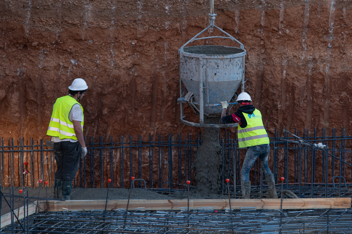 Denúncia per delictes ambientals en resposta a la represa de les obres a la Serra de la Renegà