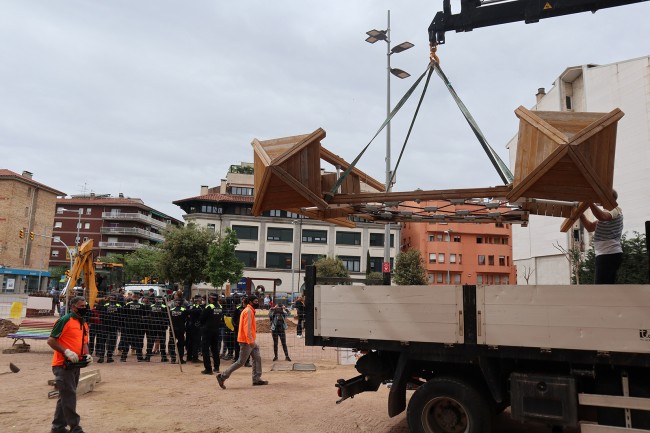 Càrregues policials després del desmantellament dels jocs infantils de la plaça de la Noguera de Vic