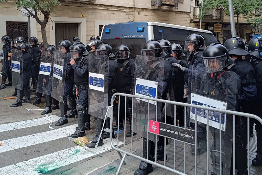 Dispositiu de Mossos d'Esquadra per desallotjar el pis del carrer Tapioles 46