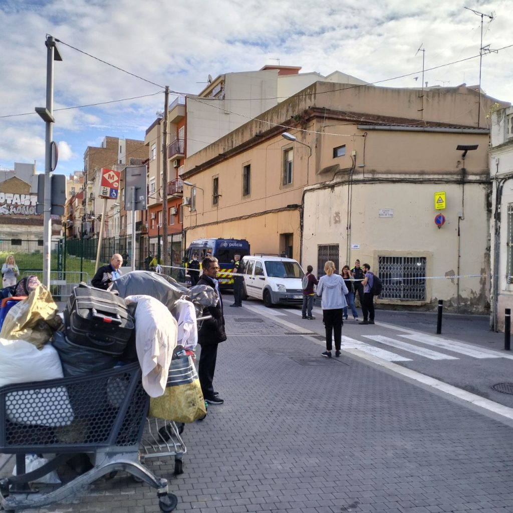 Algunes de les desallotjades han tingut dificultats per emportar-se les seves pertinences dels pisos, ja que Guàrdia Urbana no els deixava tornar a creuar la zona acordonada a mesura que anaven sortint