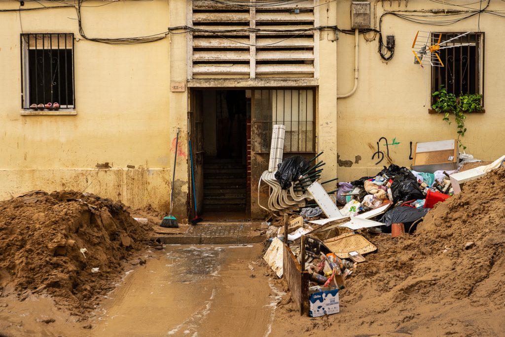 Destroces causades per les inundacions al barri del Raval d'Algemesí