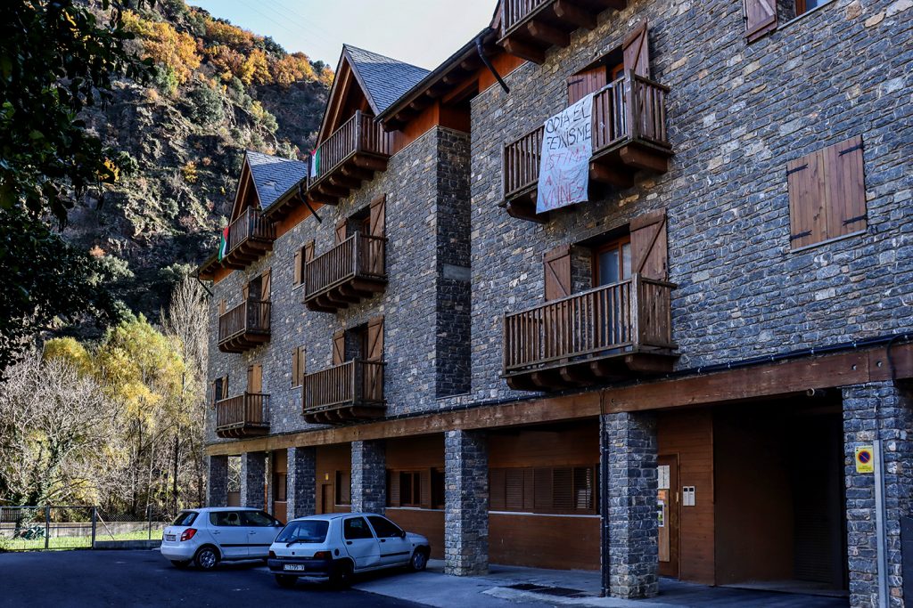 Bloc d'apartaments okupat per l'Aixeta, al municipi pallarès de Rialp