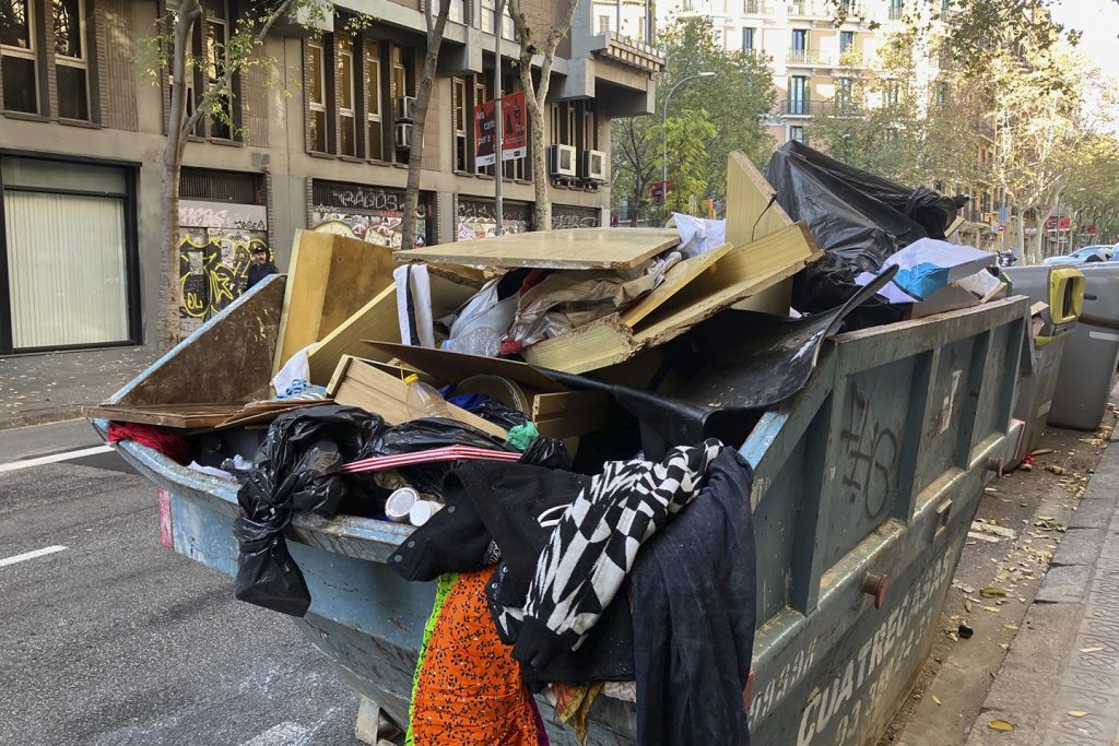 Contenidor on van dipositar les pertinences de les persones desallotjades del bloc de Muntaner