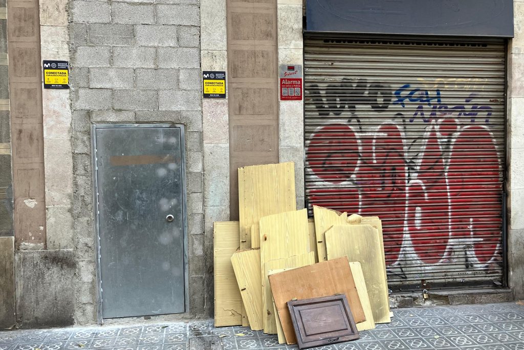 Porta tapiada de l'edifici del carrer muntaner