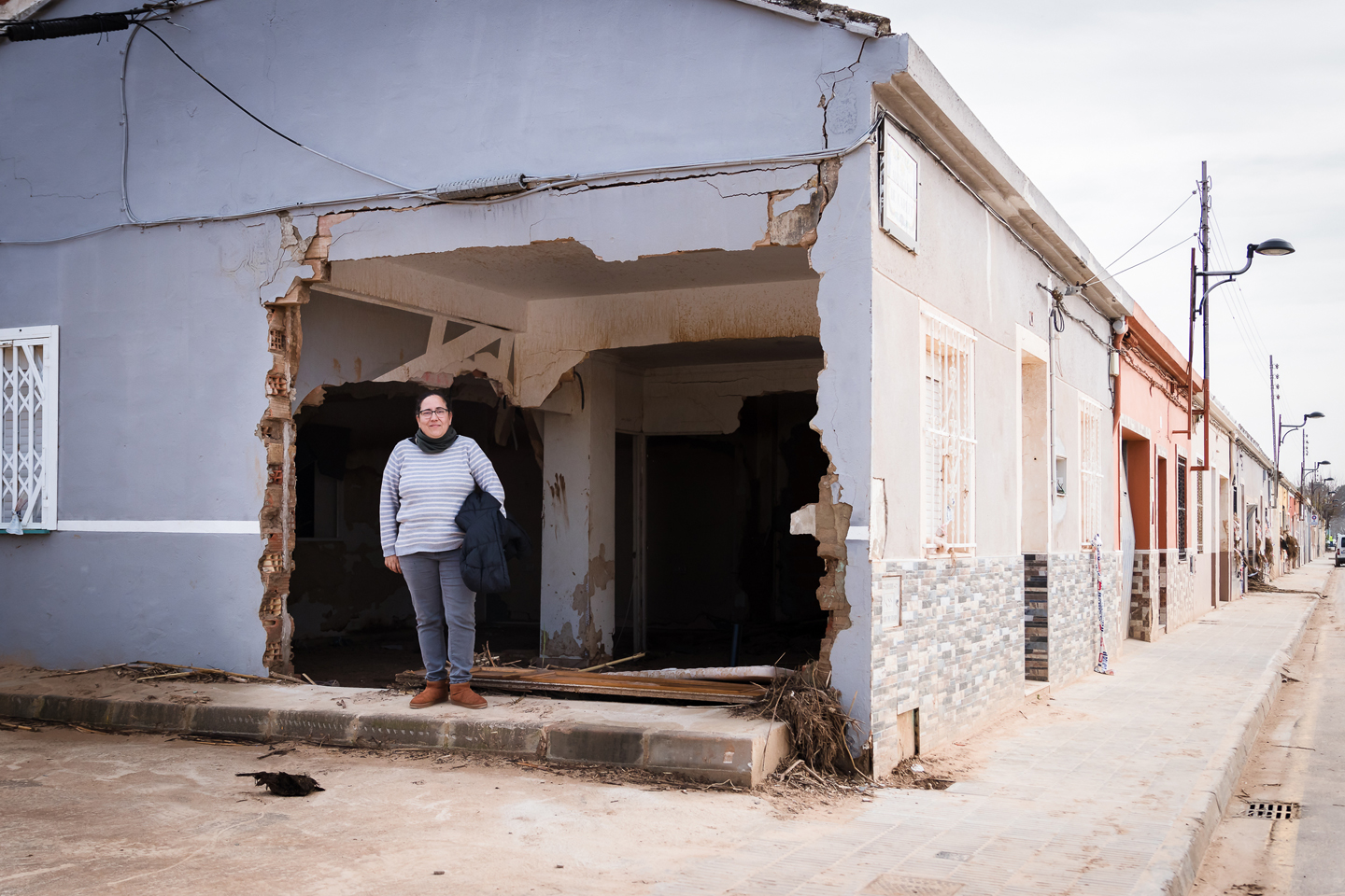 Patricia de Santiago en un dels blocs de habitatges afectats per la riuada en Algemesí