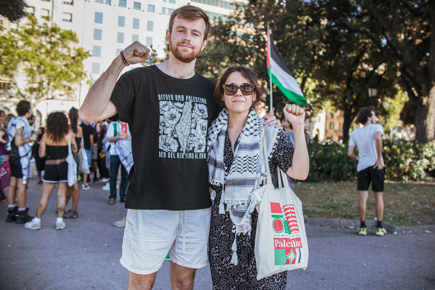 En Daragh i la Jimena, dos dels manifestants que participen a la campanya contra Carrefour