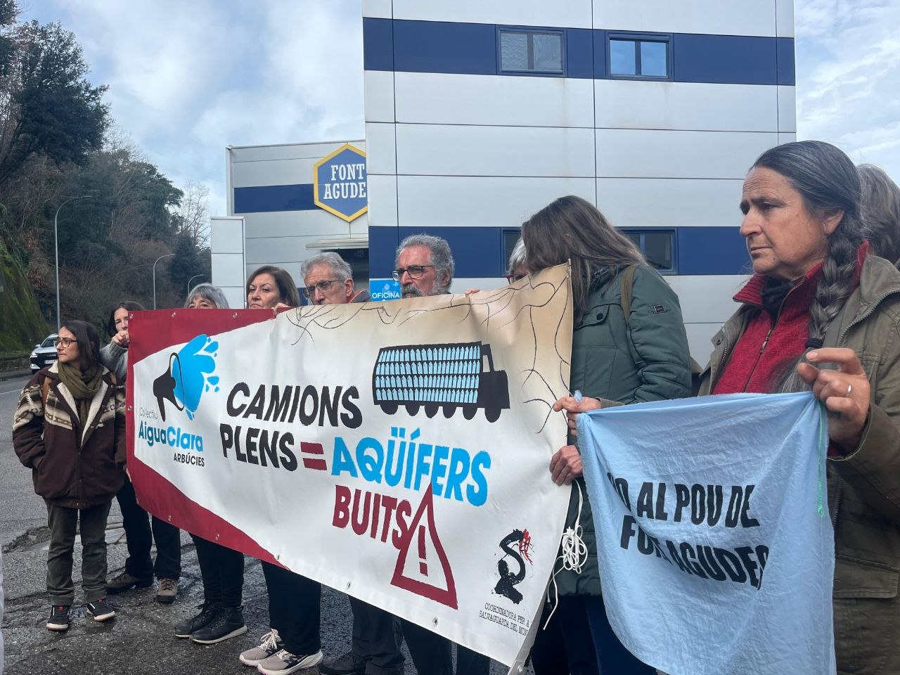 Entitats pel dret a l'aigua i administracions locals, en una roda de premsa a Arbúcies, que el Parlament conformi una comissió per promoure que el Congrés estatal tregui l'aigua de la llei de mines